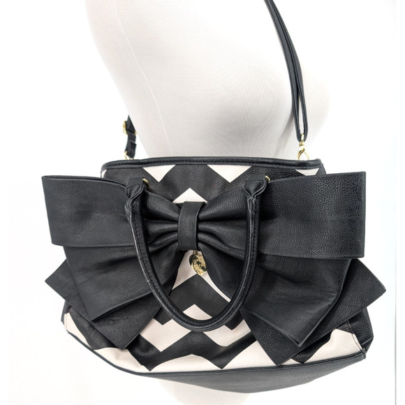 VTG Y2K Betsey Johnson Black Chevron Big Bow Faux Leather Heart Charm Handbag - Picture 1 of 16